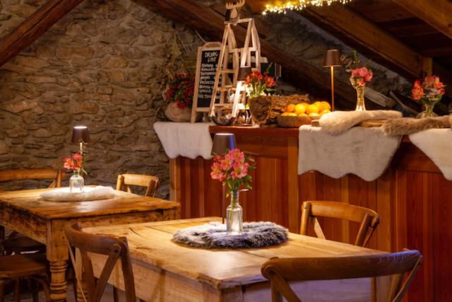 Breakfast room of Chalet Faure with wooden tables